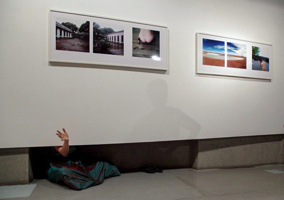Siempre hay mundo - Arte x Arte 2011 - Performance de Lucila F. Moujan - Muestra de Maria-Zorzon